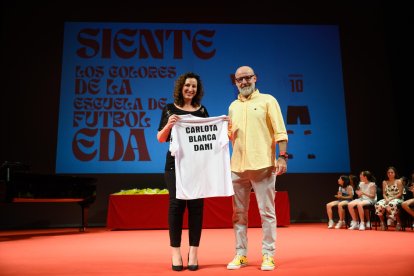 La alcaldesa con el director Juan Antonio Miranda.