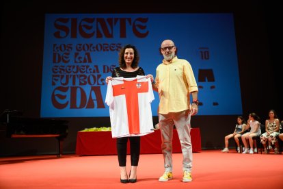 Miranda ha fichado a la alcaldesa y le da la camiseta.