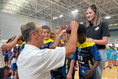 Antonio Casimiro entregando las medallas.