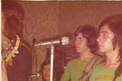 Vestidos de verde como buenos pájaros.