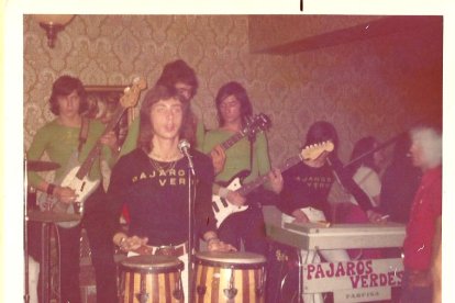 El grupo iba creciendo.