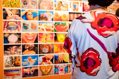 Un visitante recorre la exposición de Martin Parr en el CAF. 