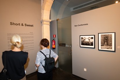 Visitantes recorriendo la muestra.