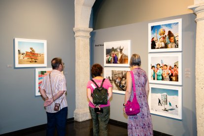 Visitantes recorriendo la muestra.