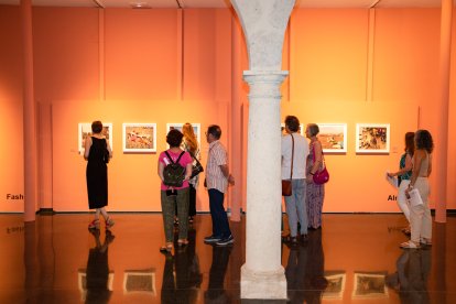 Visitantes recorriendo la muestra.