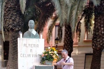 Colocación de un cesto floral ante el busto de Celia Viñas.
