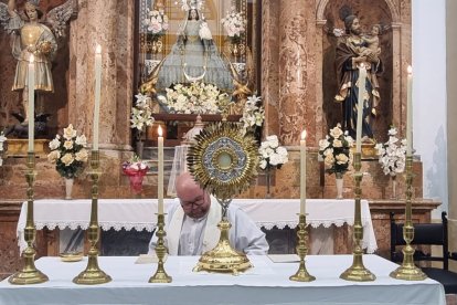 Oración ante el Santísimo en Tices.