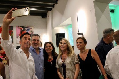 Amigos y familiares no quisieron perderse el regreso del artista almeriense a la capital.