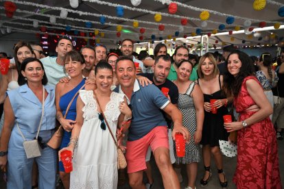 Salva Santiago ha aprovechado para celebrar su cumpleaños y aniversario en la caseta de La Bodega del Jamón.