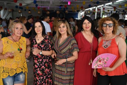 La familia Maldonado en la caseta de La Bodega del Jamón en San Isidro.