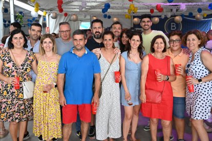 La familia Gallardo Romero y amigos disfrutando en la caseta de La Bodega del Jamón en San Isidro.