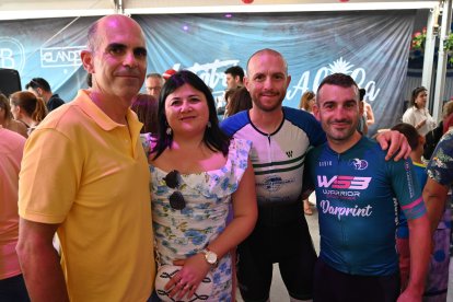 Patricio Prados, María Belén, \'el tiro\' Rober y Moi \'el bueno\' en la Caseta de La Bodega del Jamón en San Isidro.