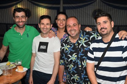 Empleados de Mercoapi en la Caseta de La Bodega del Jamón en San Isidro.