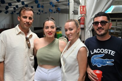 Arial, Ana, Araceli e Iván en la Caseta de La Bodega del Jamón en San Isidro.