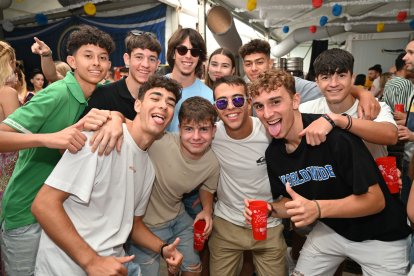 Grupo de amigos disfrutando de las fiestas en la Caseta de La Bodega del Jamón en San Isidro.
