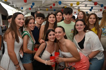 Dama de honor junto a un grupo de amigos disfrutando de las fiestas en la Caseta de La Bodega del Jamón en San Isidro.