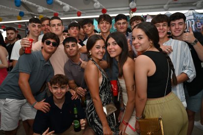 Grupo de amigos disfrutando de las fiestas en la Caseta de La Bodega del Jamón en San Isidro.