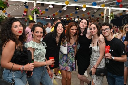Grupo de amigos en la Caseta de La Bodega del Jamón en San Isidro.