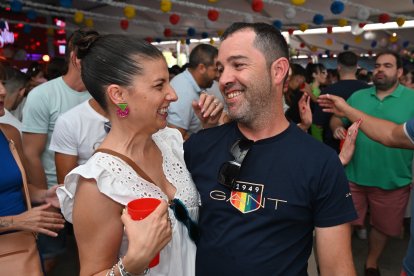Salva Santiago y su mujer en su cumpleaños-aniversario en la Caseta de La Bodega del Jamón en San Isidro.