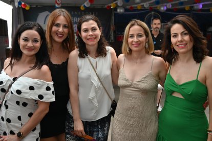 Bea, Celia, Sandra, Pili y Noelia en la Caseta de La Bodega del Jamón en San Isidro.