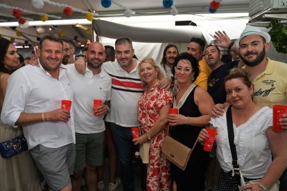 La familia Muñoz y amigos en la Caseta de La Bodega del Jamón en San Isidro.