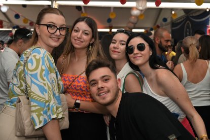Manuel, Laura, Cora, Marta y Ana Belén en la Caseta de La Bodega del Jamón en San Isidro.