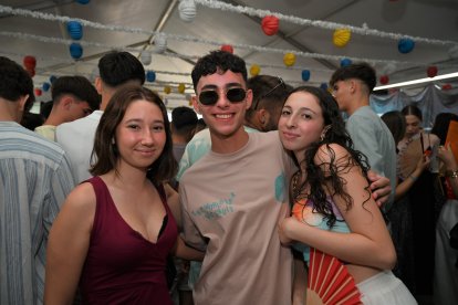 Amigos de fiesta en la Caseta de La Bodega del Jamón en San Isidro.