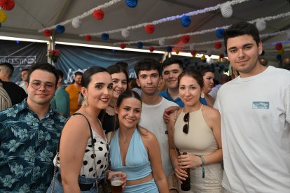 Nerea, Carmen, Claudia, Vicente, Lucía y amigos en la Caseta de La Bodega del Jamón en San Isidro.