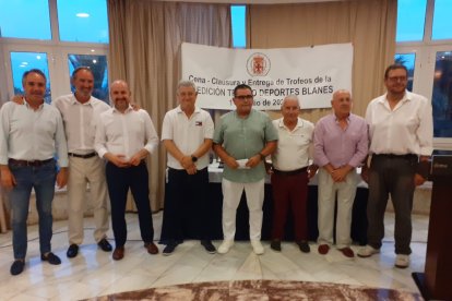 La mesa central con concejales de estreno.