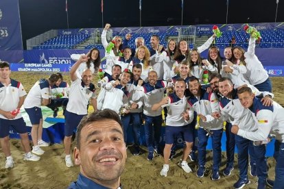 Foto de famila con la Selección Española Femenina de fútbol playa.