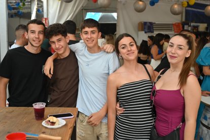 Marta, Cristina, Víctor y Javi en la caseta de La Bodega del Jamón en San Isidro 2023.