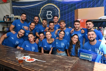 Camareros y camareras de la caseta de La Bodega del Jamón en San Isidro 2023.