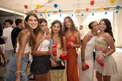 Alba, Itciar, Mari Carmen, Marta, Rocío e Isa en la caseta de La Bodega del Jamón en San Isidro 2023.