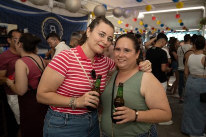 Encarni y Jessica en la caseta de La Bodega del Jamón en San Isidro 2023.
