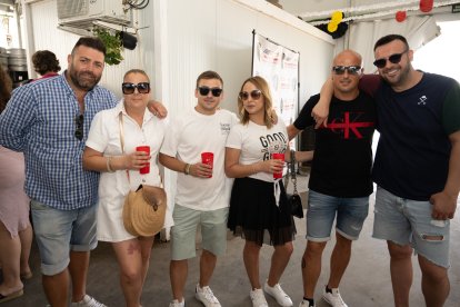 Inma, Fran, Ana, Paco y Sergio en la caseta de La Bodega del Jamón en San Isidro 2023.