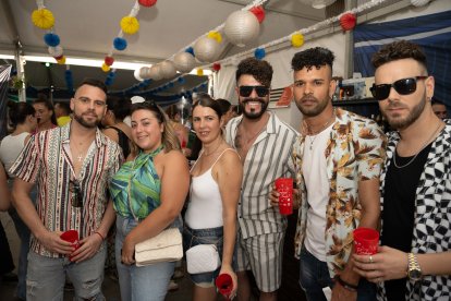 Grupo de amigos en la caseta de La Bodega del Jamón en San Isidro 2023.