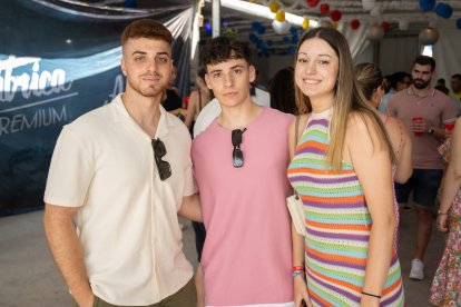 Javi, Víctor y Marta en la caseta de La Bodega del Jamón en San Isidro 2023.