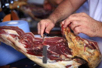 Corte de jamón durante la feria.