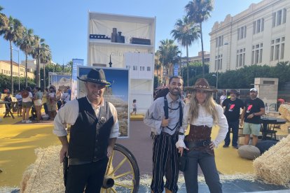 Los actores del teatrillo sobre el Lejano Oeste junto a la Billy en la Rambla.