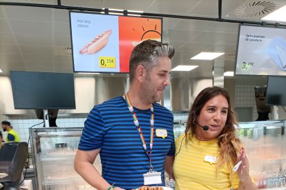 A la derecha, Mónica Martín, directora de la tienda de IKEA Almería.