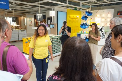 Mónica Martín, directora de la tienda de IKEA Almería, atiende a los periodistas.