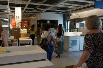 Visita a la tienda con periodistas.