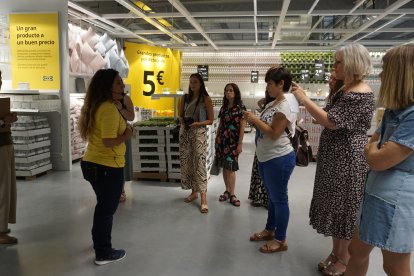 Mónica Martín, directora de la tienda de IKEA Almería, atiende a periodistas.