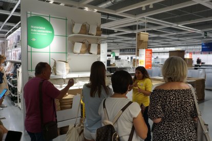 Periodistas con Mónica Martín, directora de la tienda de IKEA Almería.