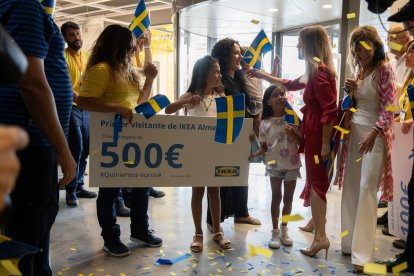 Regalo de 500 euros para la primera almeriense que ha entrado en Ikea.