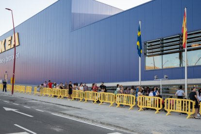 Larga cola en el primer día de Ikea en Almería.