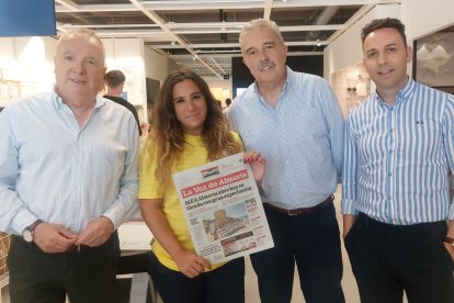 Parte del staff de LA VOZ, con la directora de Ikea Almería.