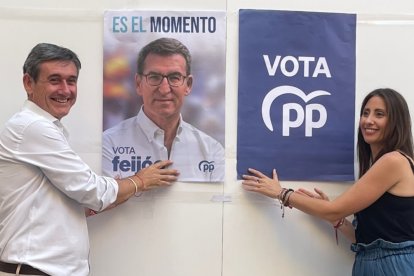 Pegada de carteles del PP en Adra.