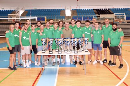 Foto de familia del primer equipo de Unicaja Costa de Almería con su filial.