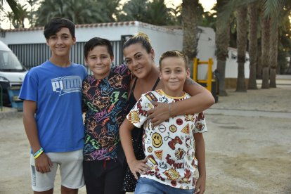 Cati Soler junto a sus hijos Ismael, Álvaro y Víctor corearon todas las canciones del cantante Antoñito Molina